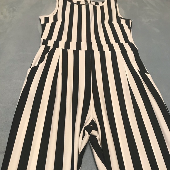 🎹 Black & White Striped Jumpsuit🎹 - Picture 7 of 8
